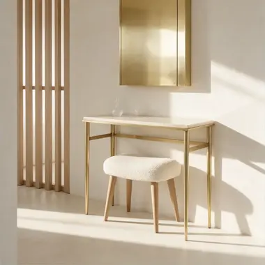 Une coiffeuse aux ferrures de laiton et son miroir.
